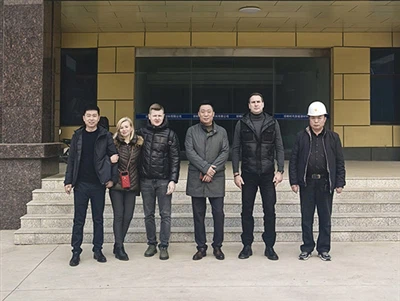 مشتریان برای بازدید به کارخانه جدید ما می آیند